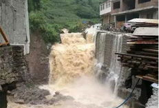 山洪暴发视频,视频记录惊险一幕